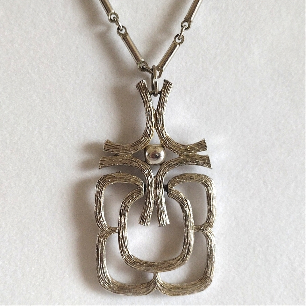 1974 Avon MAYAN articulated textured silver-tone pendant necklace